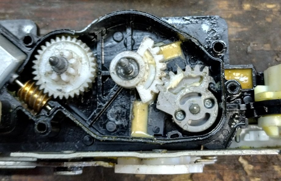 2010TC_drivers_assembly_gearboxbellcrank.jpg.84ceba464a333e541f1cedf2032486dd.jpg